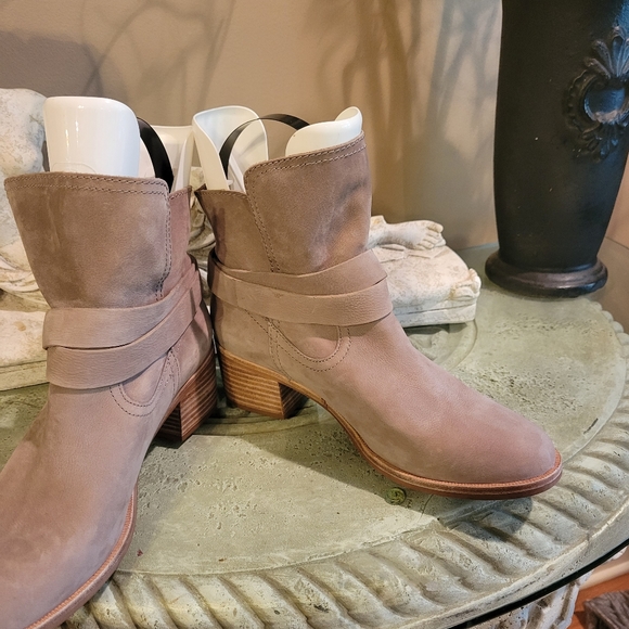 Ugg Elora Suede Ankle Boot in Nubuck size 8.5 #457 - Picture 10 of 16